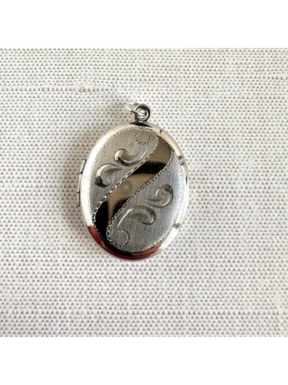 Vintage Sterling Silver Locket Oval Engraved Scroll Photo Pendant Engravable